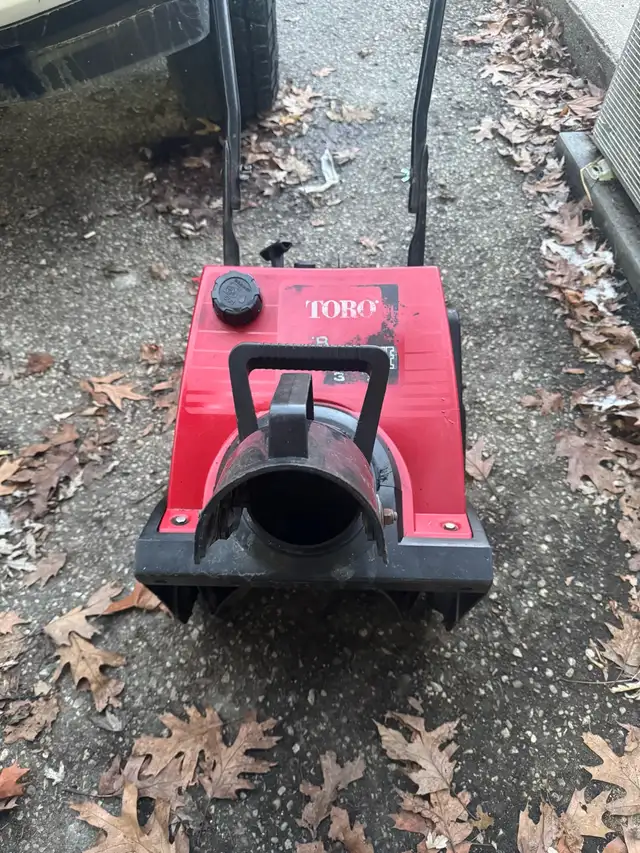 Toro snow thrower in Snowblowers in Kitchener / Waterloo - Image 4