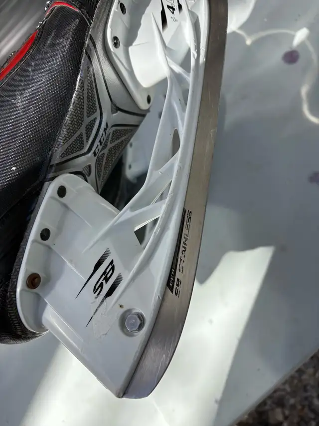 Quality hockey skates Ccm size 8.5 D in Hockey in Guelph - Image 3