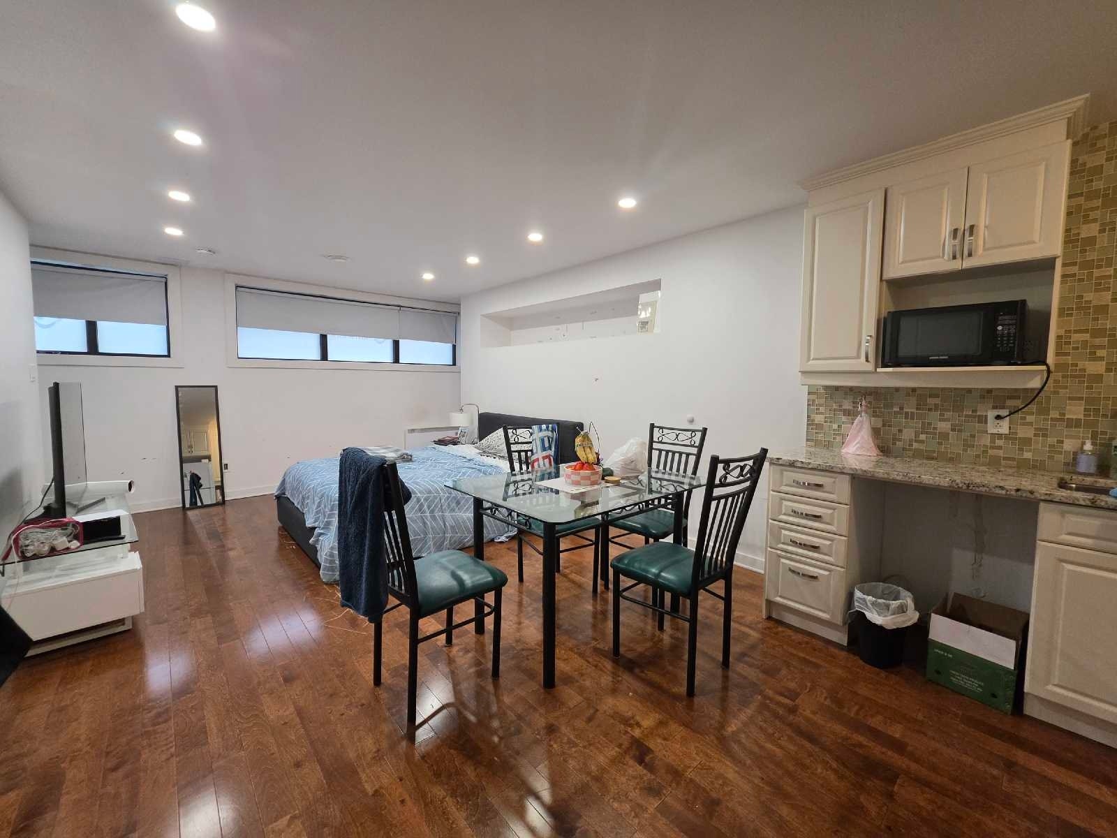 5855 Av. du Parc — photo 1