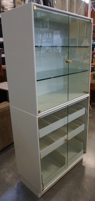 Display Cabinet with lights in Hutches & Display Cabinets in Burnaby/New Westminster - Image 3