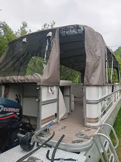 Ponton princecraft modèle Versaille 1999, 26 pied, trailler inclus, bearing neuf,batterie neuve,mote...