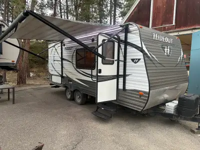 2016 Keystone Hideout 19 FLBWE - Can sleep 6 - Single bunk over double bed in the back (fold away bu...