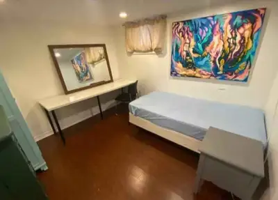 Room for rent close to Kennedy station for female tenant