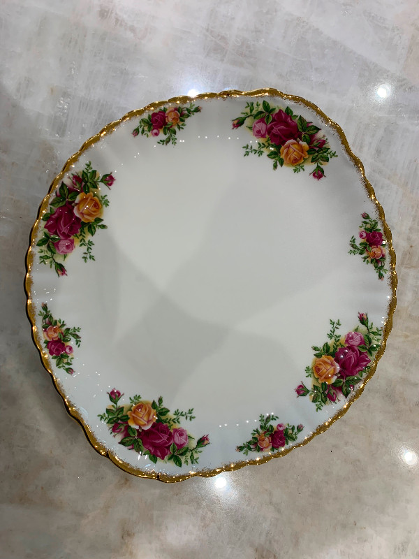 Royal albert old country roses cake plate. in Arts & Collectibles in Markham / York Region