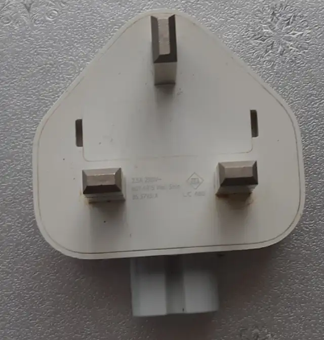 Apple MagSafe Power Adapter in Laptop Accessories in City of Toronto - Image 4