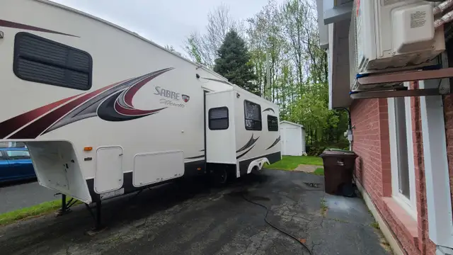 Roulotte à sellette 28 pieds Sabre (Palomino) 2012 + Camion RAM in RVs & Motorhomes in Sherbrooke - Image 3