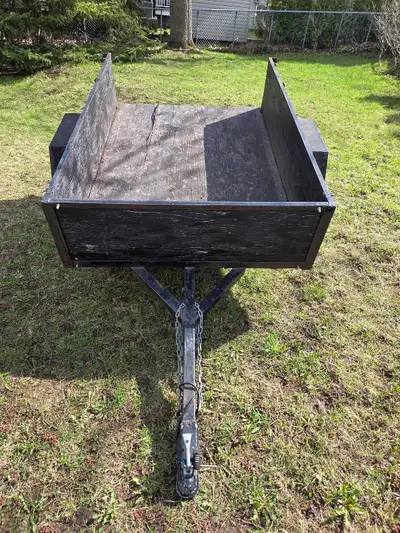 Remorque artisanale 4'x6' Vendue telle quelle, n'a pas servi depuis quelques années