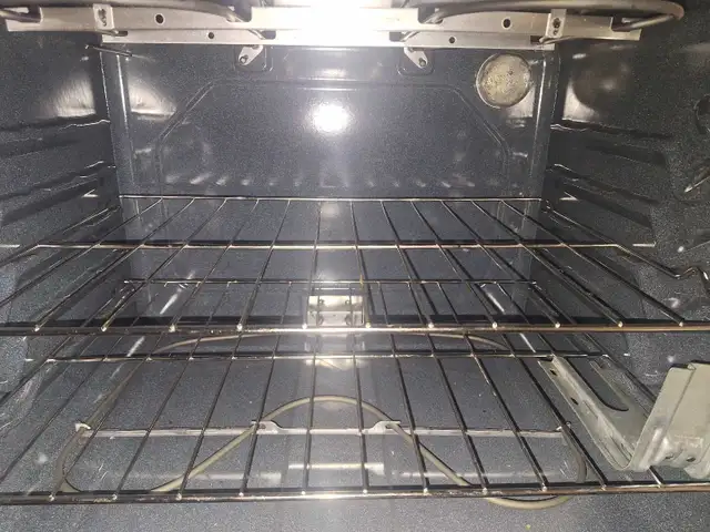 Cuisinière Four, très propre. Marque :Amana Electric Range in Stoves, Ovens & Ranges in City of Montréal - Image 4