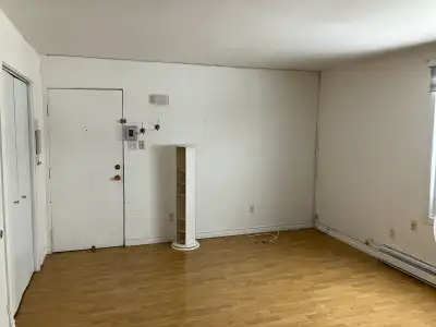 Appartement bien situé à louer à Chicoutimi. Situé au 2e étage avec vue sur l'UQAC. À proximité de t...