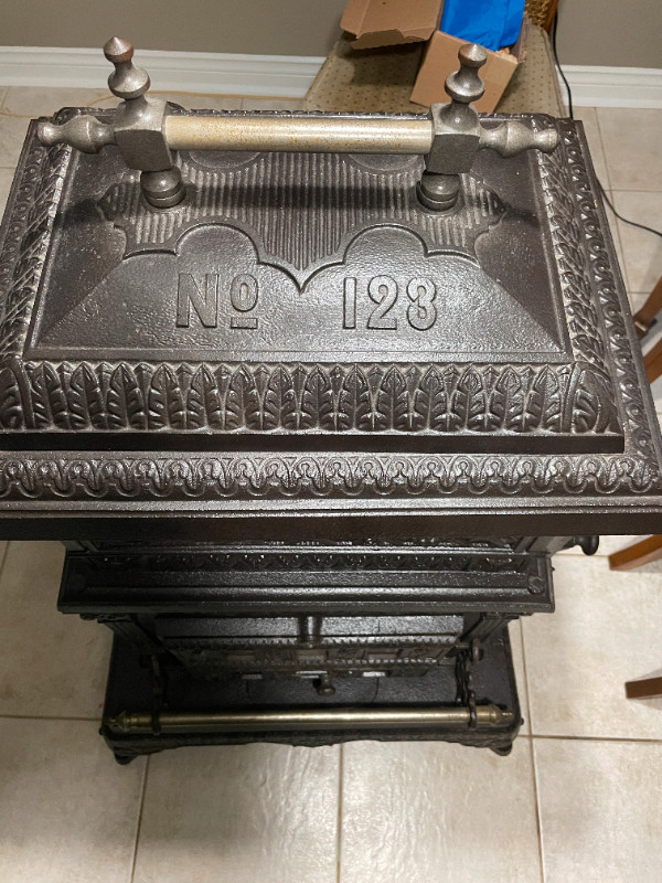 JEWEL No. 123 COAL/WOOD BURNING PARLOR STOVE in Arts & Collectibles in Oshawa / Durham Region