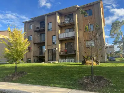Renovated 4 1/2 Located on quiet and sunny street facing an accessible parc on the river. New applia...