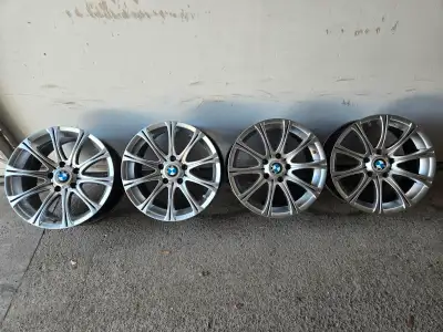 Roues mags de BMW , bolt pattern 5x120, 17 pouces, esthetique pas parfait mais tres belles roues sur...
