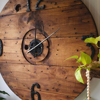 Horloges en bois recyclé finies à la cire d'abeilles 
