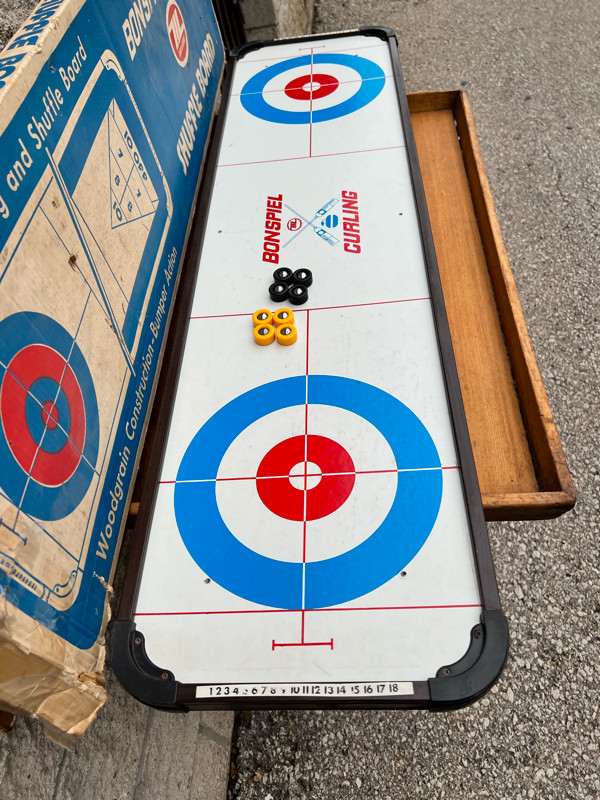 VINTAGE BONSPIEL / SHUFFLEBOARD TABLE + ORIGINAL PLAYING PIECES in Arts & Collectibles in Mississauga / Peel Region - Image 4