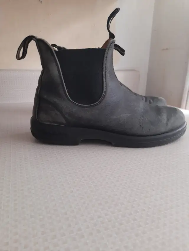 Unisex Blundstone 550 Chelsea boots in Men's Shoes in City of Toronto - Image 4