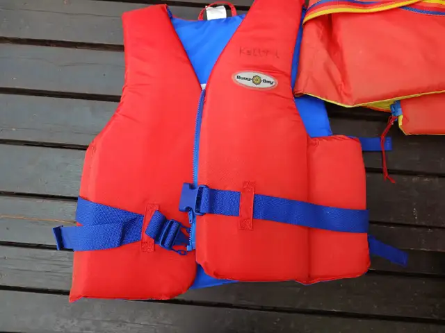 water life saving vests in Water Sports in Ottawa - Image 4