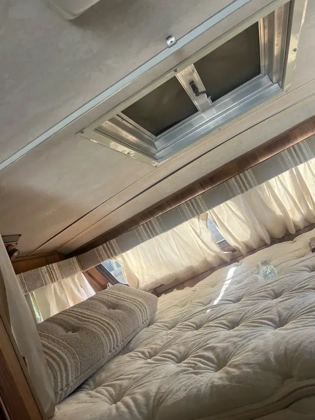 94 9’5 Bigfoot camper in Travel Trailers & Campers in Terrace - Image 8