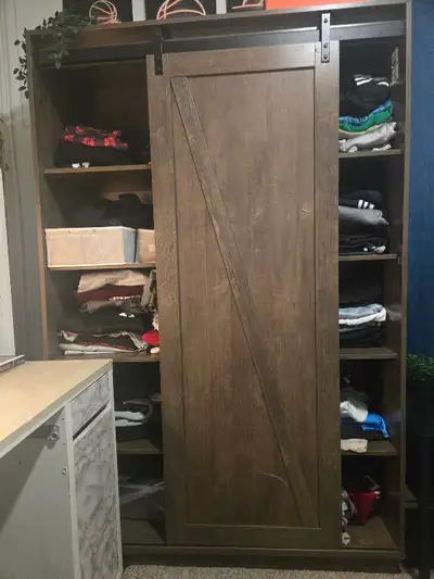 Grande armoire à portes coulissantes comme neuve – 200 $, View more