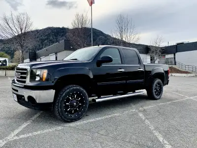 2013 GMC Sierra 1500 SLE, 5.3L V8, 4x4, Automatic. After market car play radio deck with touch scree...
