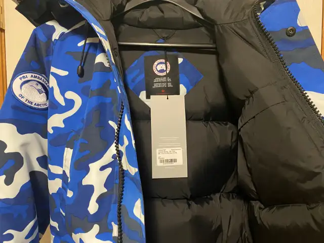 Canada goose men’s Jacket in Women's - Tops & Outerwear in Calgary - Image 4
