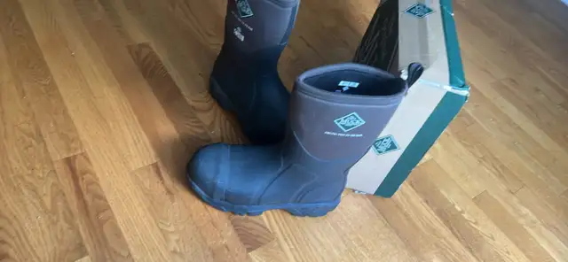New Men’s MUCKS Steel Toe Boots CSA Approved Sz 8 in Men's Shoes in Oshawa / Durham Region - Image 9