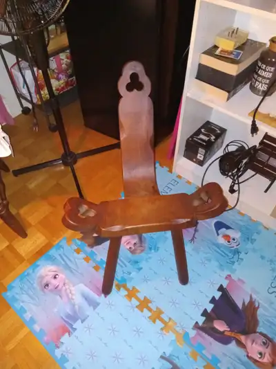 Chaise antique en bonne état., View more