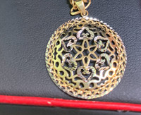 White and yellow gold pendant 