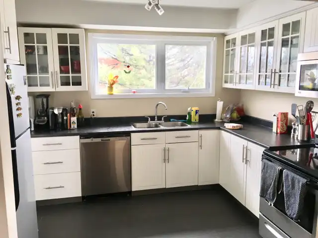 Upstairs Unit of House (2 bed, 1 bath) in Cardinal Heights!