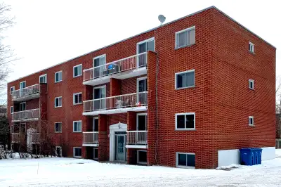 4 1/2 entièrement rénové situé au dernier étage d'un immeuble de 8 unités sur la Rue Desmarchais à L...