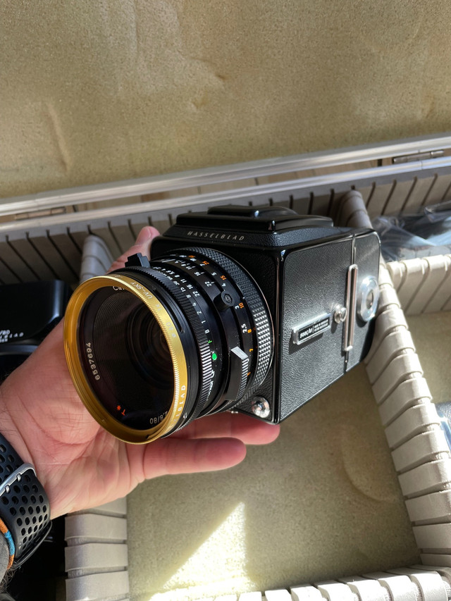 Hasselblad 500cm + 2 dos A12 + 80mm f2.8 + 40mm f4 + extra dans Appareils photo et caméras  à Ville de Montréal - Image 3