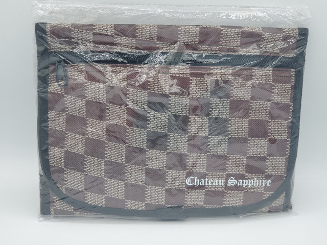 Chateau Sapphire hanging bag with mirror brand new / sac miroir dans Rangement et organisation  à Ouest de l’Île