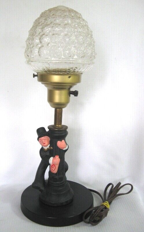 LAMPE VINTAGE...IVROGNE APPUYER SUR  LAMPADAIRE.. in Arts & Collectibles in West Island