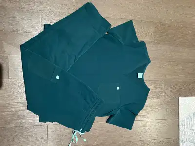 Garde Malade One pocket scrub top (Gabrielle) Straight cut scrub bottoms (Julieta) Colour: Caribbean...