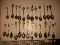 53 mini spoons souvenir / mini cuillère de collection