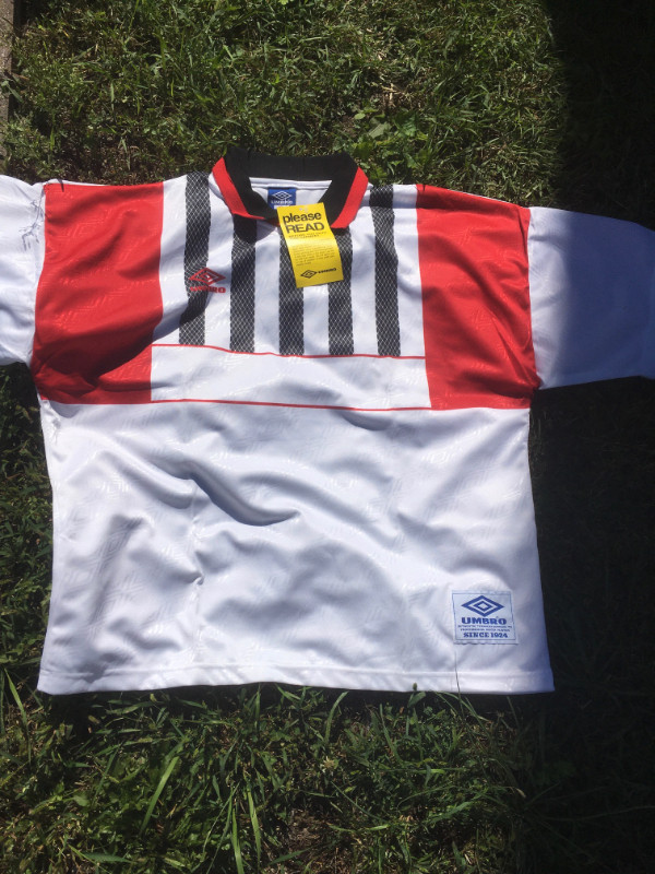 Umbro XL Retro Soccer Jersey in Soccer in City of Toronto - Image 2