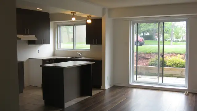 3.5-Room Renovated Apartment, 2 Minutes from Longueuil Metro, All-Inclusive, Available November 1