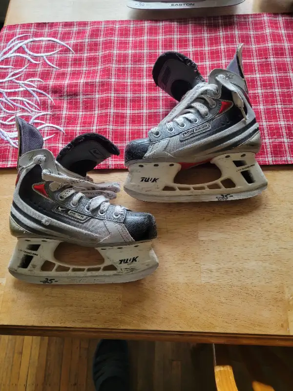 Nike Bauer Vapor Hockey Skates Size 1.5 in Hockey in Hamilton - Image 2