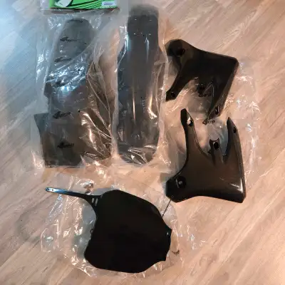 -brand new UFO plastic kit -*no side panels* -fits 03-05 Yamaha YZ250F and YZ450F -$125