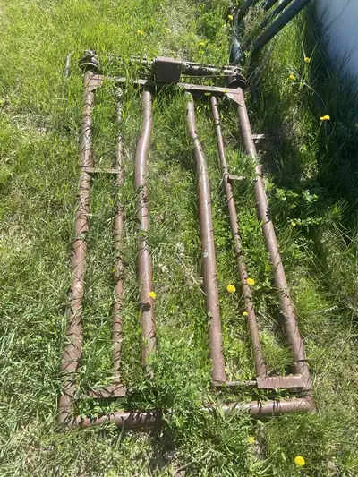 Head gate in excellent condition, ready to go to work on your operation! Currently located by Corona...