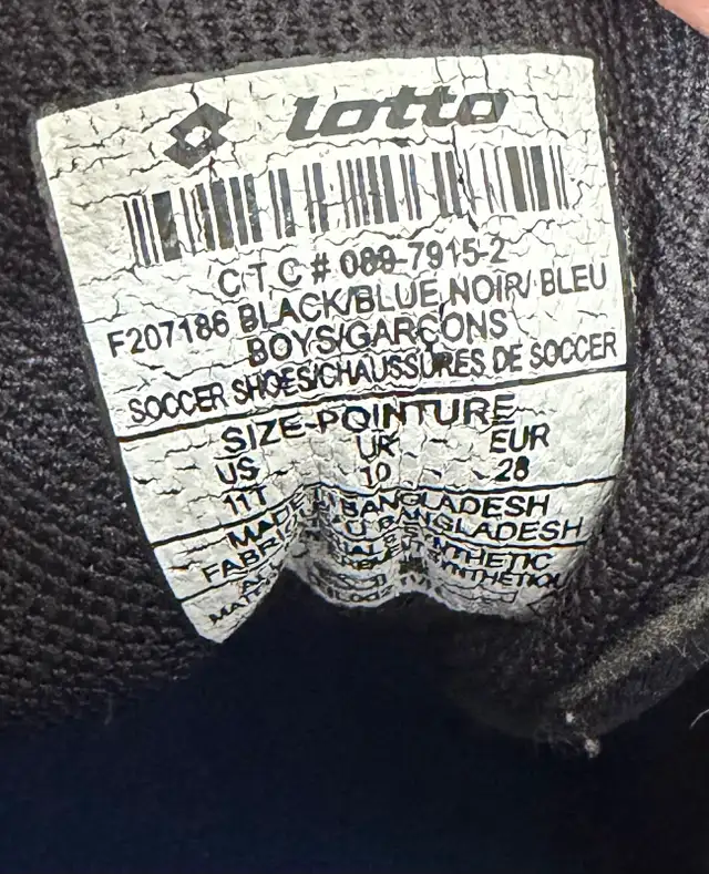 Soccer shoes - kids size 11 in Soccer in Ottawa - Image 7