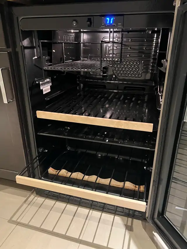 Marvel - 24” Bar Fridge - working condition  in Refrigerators in Kitchener / Waterloo - Image 5