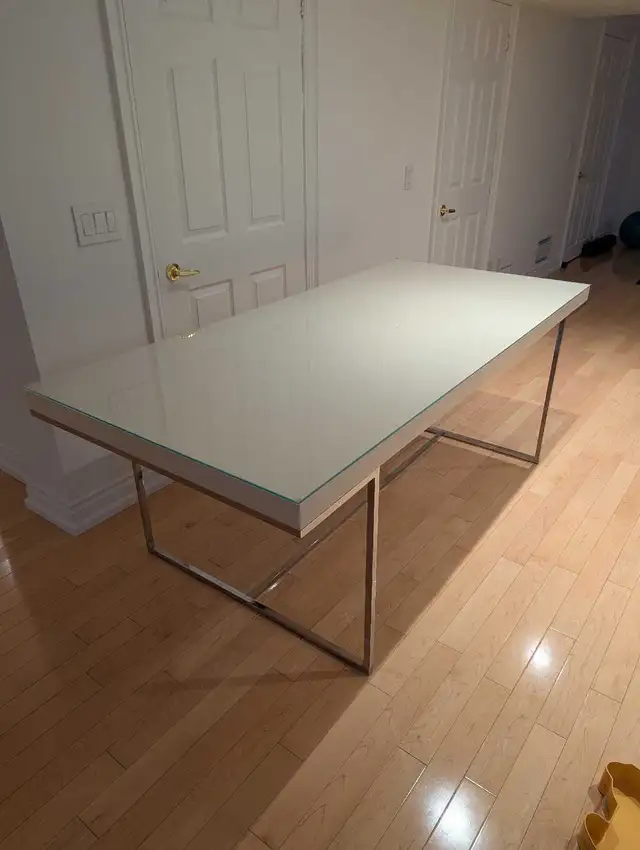 European White Table w custom glass top in Other Tables in City of Toronto - Image 2