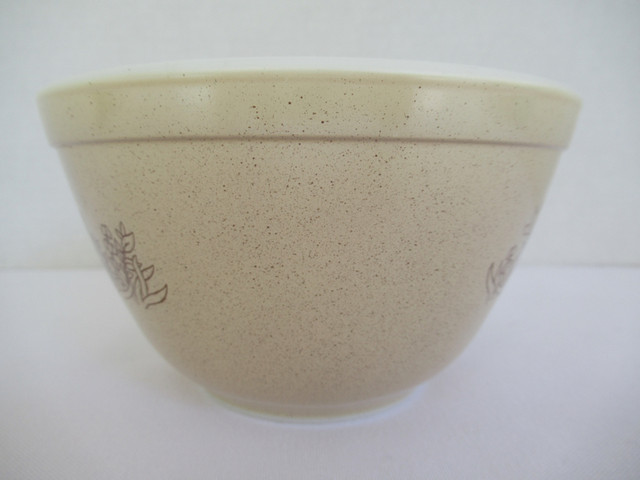 PYREX Forest Fancies Mixing Bowl: 401 - 750ml in Arts & Collectibles in Sudbury - Image 2