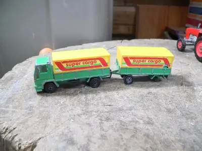 plusieurs auto vintage a différent prix photo 1 et 2 camion remorque ford super cargo #10975.82 majo...