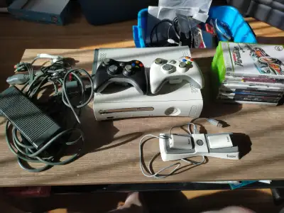 console xbox 360 avec accessoires et 7 jeux, View more