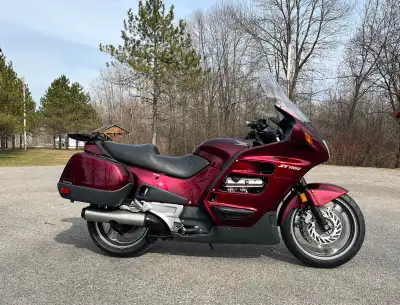 Honda ST 1100 2002 3800,00$ 88209 kms Batterie neuve 2 pneus neuf Huile remplacer = huile moteur - h...