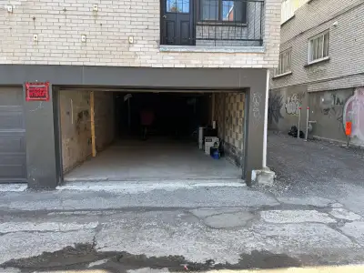 Garage double à louer à 5 min de marche du métro Pie-IX. Long ou court termes acceptés. N’hésitez pa...