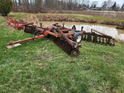 2001 Bush Hog 1439 tandem (4 gang) Notched front/Smooth rear discs Rigid mount Dual wheels for trans...