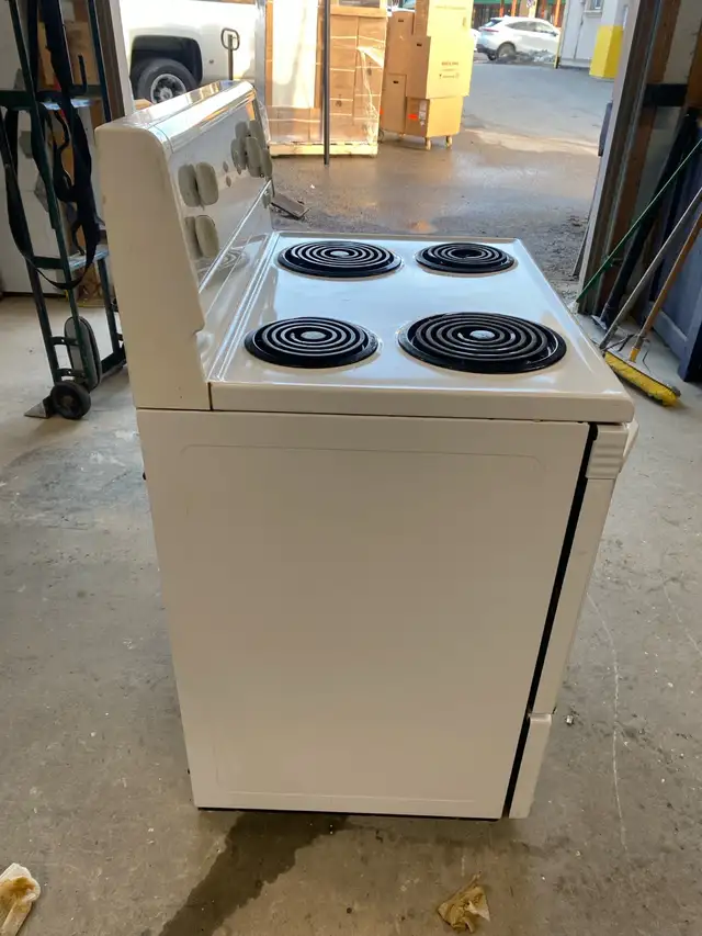 electric stove.  in Stoves, Ovens & Ranges in Markham / York Region - Image 4
