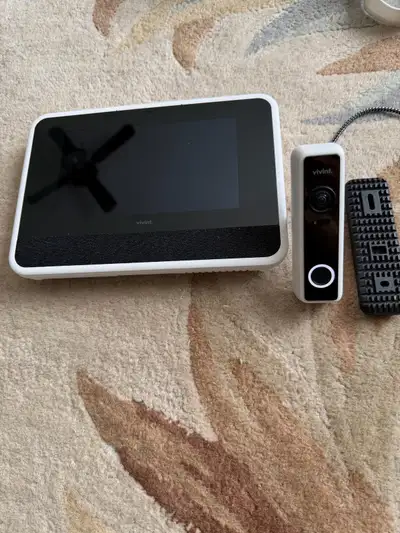 Вот готовое объявление — коротко, понятно и продающе ⸻ Vivint Smart Hub VS-SH2000 + Doorbell Camera...